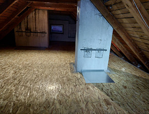 Zateplení stropu rodinného domu pomocí foukané izolace